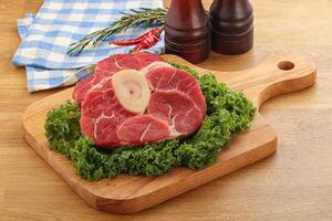 carne di manzo ossobuco cruda da cucinare foto