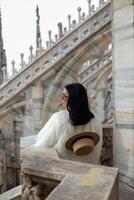 ritratto di un' donna nel davanti di il cupola di Milano foto