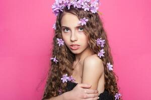 bellissimo ragazza con fiori nel nel capelli foto