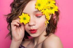 un' bellissimo giovane ragazza, su un' rosa sfondo foto