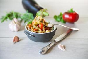 melanzana fritte saltati con altro verdure nel un' piatto foto