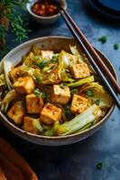 ai generato culinario armonia tofu e soia salsa saltato in padella su fantasia popolare piatto foto