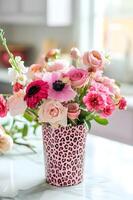 ai generato fioritura eleganza primavera fiori nel un' rosa leopardo Stampa vaso su un' caffè tavolo foto