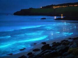 ai generato il della Cornovaglia costa bioluminescente mare. gratuito Scarica foto