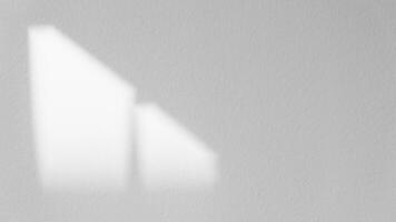 bianca parete sfondo, cemento struttura con finestra ombra, vuoto grigio cemento camera con luce del sole riflettere su bianca gesso vernice, luce effetto per monocromatico foto, modello, Prodotto design presentazione foto