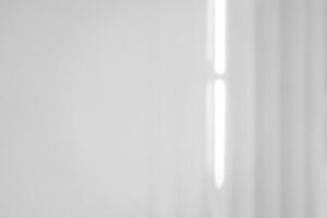 bianca parete sfondo, cemento struttura con sfocato tenda ombra,luce,vuoto grigio cemento camera con luce del sole riflettere su bianca gesso vernice, fondale per molla, estate Prodotto design presentazione foto