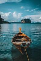 ai generato un' solitario barca galleggia su il mare nel il Tailandia. bellissimo paesaggio foto