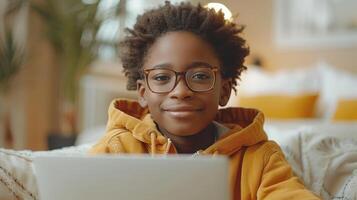 ai generato isolato su beige sfondo, giovane contento freddo africano americano adolescente ragazzo utilizzando il computer portatile per pubblicità elearning a distanza formazione scolastica e in linea webinar. foto