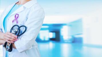 femmina medico nel il ospedale o ufficio. concetto di medico tecnologia e assistenza sanitaria attività commerciale. blu sfondo foto