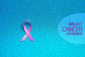 rosa nastro per testo Seno cancro consapevolezza, simbolico arco colore raccolta consapevolezza su persone vivente con Da donna Seno tumore malattia. arco isolato con ritaglio luccichio blu sfondo foto