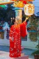 donna vestito Cina nuovo anno. ritratto di un' donna. persona nel tradizionale costume. donna nel tradizionale costume. bellissimo giovane donna nel un' luminosa rosso vestito e un' corona di Cinese Regina in posa. foto