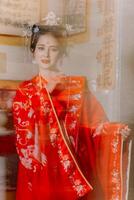 donna vestito Cina nuovo anno. ritratto di un' donna. persona nel tradizionale costume. donna nel tradizionale costume. bellissimo giovane donna nel un' luminosa rosso vestito e un' corona di Cinese Regina in posa. foto