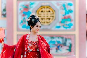 donna vestito Cina nuovo anno. ritratto di un' donna. persona nel tradizionale costume. donna nel tradizionale costume. bellissimo giovane donna nel un' luminosa rosso vestito e un' corona di Cinese Regina in posa. foto