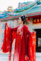 donna vestito Cina nuovo anno. ritratto di un' donna. persona nel tradizionale costume. donna nel tradizionale costume. bellissimo giovane donna nel un' luminosa rosso vestito e un' corona di Cinese Regina in posa. foto