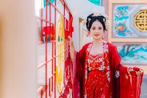 donna vestito Cina nuovo anno. ritratto di un' donna. persona nel tradizionale costume. donna nel tradizionale costume. bellissimo giovane donna nel un' luminosa rosso vestito e un' corona di Cinese Regina in posa. foto