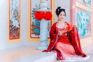 donna vestito Cina nuovo anno. ritratto di un' donna. persona nel tradizionale costume. donna nel tradizionale costume. bellissimo giovane donna nel un' luminosa rosso vestito e un' corona di Cinese Regina in posa. foto