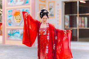 donna vestito Cina nuovo anno. ritratto di un' donna. persona nel tradizionale costume. donna nel tradizionale costume. bellissimo giovane donna nel un' luminosa rosso vestito e un' corona di Cinese Regina in posa. foto