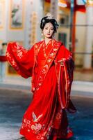 donna vestito Cina nuovo anno. ritratto di un' donna. persona nel tradizionale costume. donna nel tradizionale costume. bellissimo giovane donna nel un' luminosa rosso vestito e un' corona di Cinese Regina in posa. foto