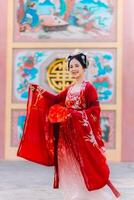 donna vestito Cina nuovo anno. ritratto di un' donna. persona nel tradizionale costume. donna nel tradizionale costume. bellissimo giovane donna nel un' luminosa rosso vestito e un' corona di Cinese Regina in posa. foto