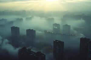 ai generato presto mattina Visualizza di un' città avvolto nel denso nebbia con i raggi del sole taglio attraverso, evidenziazione il sagome di grattacielo edifici. foto