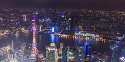 Visualizza al di sopra di pudong finanziario quartiere a notte, shanghai, Cina foto