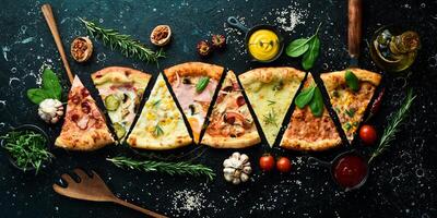 impostato di delizioso Pizza fette e ingredienti su nero pietra sfondo. superiore Visualizza. Pizza sfondo. foto