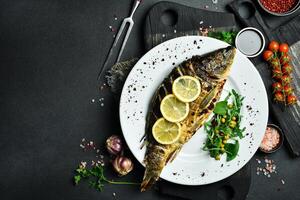 al forno carpa pesce con Limone e erbe aromatiche. barbecue menù. gratuito spazio per testo. vicino su. foto