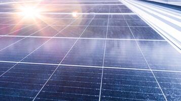 fotovoltaico solare pannelli montato su edificio tetto per producendo pulito ecologico elettricità a tramonto.fotovoltaico pannelli su il vista.dal.tetto di solare pannelli nel il edificio, rinnovabile energia concetto foto