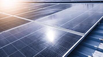 fotovoltaico solare pannelli montato su edificio tetto per producendo pulito ecologico elettricità a tramonto.fotovoltaico pannelli su il vista.dal.tetto di solare pannelli nel il edificio, rinnovabile energia concetto foto