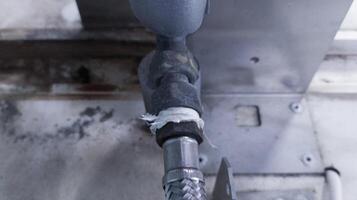 il tecnico riparazione accoppiamento acqua pompa connessione guidato il motore. foto
