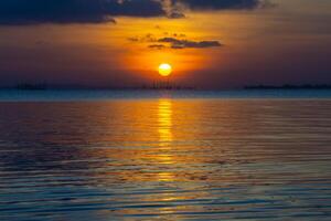 tramonto cielo su il lago foto