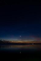 crepuscolo cielo a il lago foto