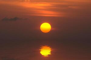 grande sole riflessione su il acqua foto