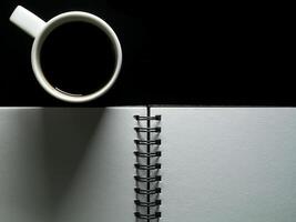 vicino su vuoto pagina con caffè su nero sfondo. foto