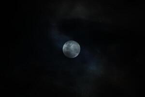 il pieno Luna nel il buio notte. foto