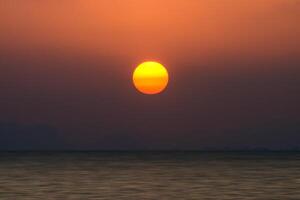 tramonto cielo su il lago foto