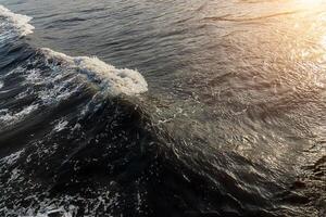 nero onda di il mare con luce del sole. foto