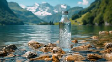 ai generato descrivendo un' bottiglia di puro acqua con un' montagnoso fondale foto