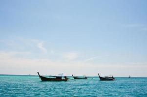 lunghe barche alla spiaggia tropicale di phuket, thailandia foto