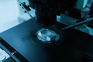 attrezzatura su laboratorio di fecondazione, fecondazione in vitro microscopio di riproduttore medicina clinica fertilizzante uovo al di fuori femmina corpo. malattia laboratorio ricerca foto