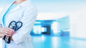 femmina medico nel il ospedale o ufficio. concetto di medico tecnologia e assistenza sanitaria attività commerciale. blu sfondo foto