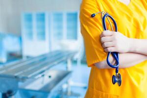 medico giallo uniforme nel ospedale sfondo con copia spazio. assistenza sanitaria e medico concetto. foto
