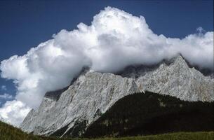 un' montagna con un' nube nel il cielo foto