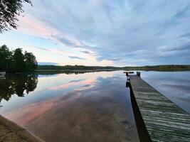 di legno molo sporgente in un' svedese lago. natura tiro a partire dal il scandinavo foto