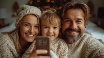 ai generato un' sorridente padre detiene un' cellulare, prende un' autoscatto, record un' video con il suo moglie e poco fratelli. Due eccitato genitori Guarda a loro mobile dispositivi con loro bambini, sensazione emozionato. foto