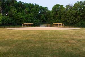 softball diamante nel un' città parco nel il presto mattina foto