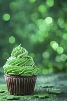 ai generato st. Patrick giorno Cupcake su pastello sfondo. dolce celebrazione con copia spazio. foto