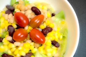 insalata con pomodori, verdure e totale cereali foto