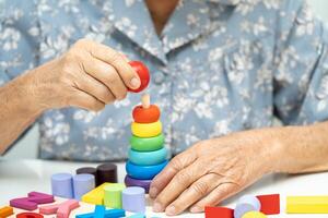 alzheimer malattia anno Domini, asiatico anziano donna paziente sofferenza a partire dal demenza imparare pratico il motore abilità riabilitazione. foto