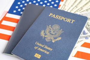 noi passaporto rilasciato per cittadino e nazionale di il unito stati di America per viaggio nel maggior parte paesi al di fuori con Stati Uniti d'America bandiera e dollaro i soldi. foto